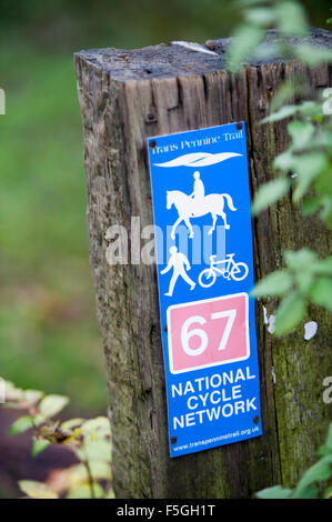 Sign post marquant le tracé de la Trans Pennine Trail à Sheffield, South Yorkshire, partie de la Sustrans réseau pour les cyclistes Banque D'Images