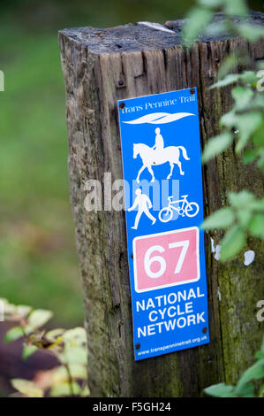 Sign post marquant le tracé de la Trans Pennine Trail à Sheffield, South Yorkshire, partie de la Sustrans réseau pour les cyclistes Banque D'Images