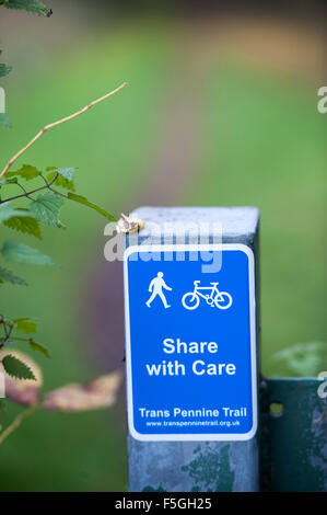 Sign post marquant le tracé de la Trans Pennine Trail à Sheffield, South Yorkshire, partie de la Sustrans réseau pour les cyclistes Banque D'Images