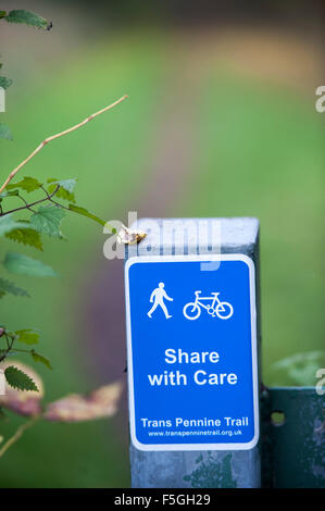 Sign post marquant le tracé de la Trans Pennine Trail à Sheffield, South Yorkshire, partie de la Sustrans réseau pour les cyclistes Banque D'Images