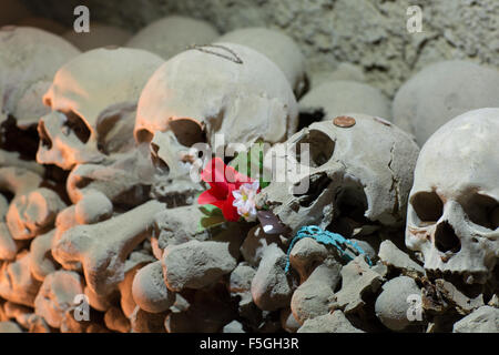 Crânes dans Fontanel, cimetière Sanità trimestre Naples Banque D'Images