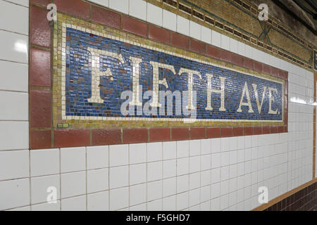 La Fifth Avenue et 59th Street Métro Station, New York, USA la plate-forme Banque D'Images