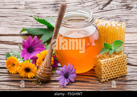 Pot plein de miel frais et de miel. Photo de haute qualité. Banque D'Images