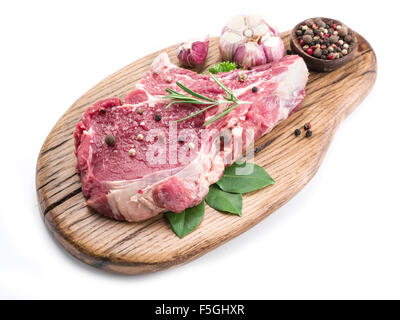 Pavé de boeuf aux épices sur la planche à découper en bois. Banque D'Images
