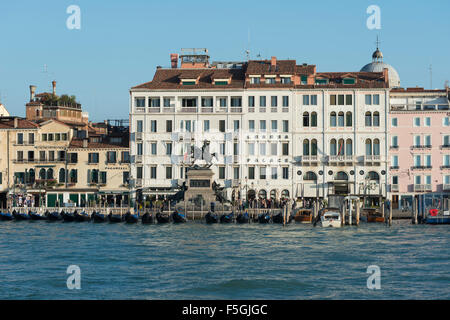 Le Bacino di San Marco, Riva degli Schiavoni quay et la promenade, l'hôtel Londra Palace et l'hôtel Padanelli, Monument National de Banque D'Images