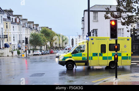 Une ambulance du NHS South East Coast Ambulance Service en cas d'urgence traversant Brighton au Royaume-Uni Banque D'Images
