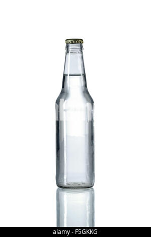 L'eau en bouteille de verre sur la table de réflexion sur fond blanc - isolés avec chemin de détourage sur la bouteille Banque D'Images