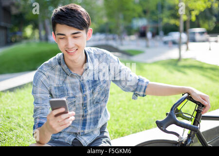 Happy young man using smart phone Banque D'Images