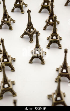 De nombreuses statues de la Tour Eiffel miniatures Banque D'Images