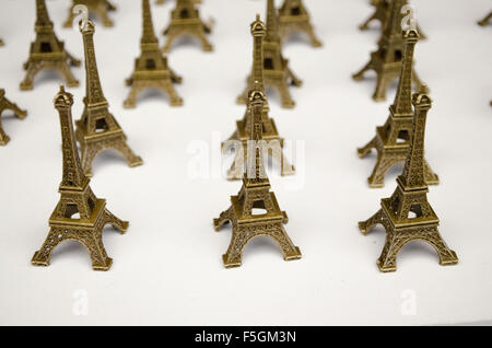 De nombreuses statues de la Tour Eiffel miniatures Banque D'Images