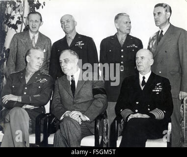 Conférence de Casablanca les responsables américains à l'hôtel Anfa, Casablanca, Maroc français, janvier 1943. Première rangée, de gauche à droite : le général George Marshall, le président Roosevelt, l'amiral Ernest King. Rangée arrière de gauche à droite : Harry Hopkins, conseiller présidentiel, le Lieut. Gen Henry Arnold, commandant de l'Armée US Airforce, Lieut. Gen Brehon Somervell commandant des Services d'approvisionnement de l'armée, Averall Harriman, coordonnateur du prêt-bail. Banque D'Images