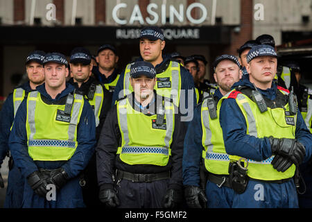 Londres, Royaume-Uni. 08Th Nov, 2015. La police anti-émeute guard un casino sur la route - un étudiant mars contre frais et bien d'autres questions commence à Malet Street et chefs de Westminster via l'extrémité ouest. Crédit : Guy Bell/Alamy Live News Banque D'Images