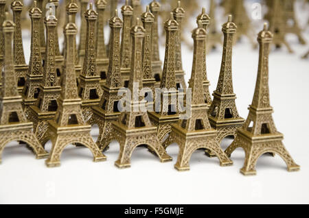 De nombreuses statues de la Tour Eiffel miniatures Banque D'Images