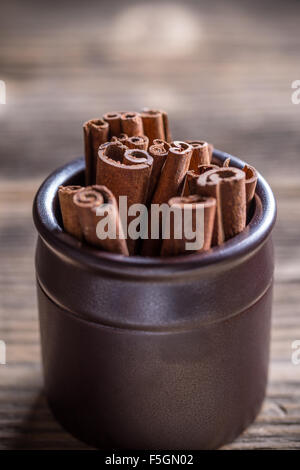 Tas de bâtons de cannelle dans une tasse Banque D'Images