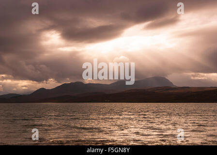 Une image sépia de rayons crépusculaires sur la langue maternelle et de Kyle ben Hope, Sutherland, Scotland Banque D'Images