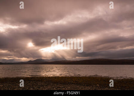 Une image sépia de rayons crépusculaires sur la langue maternelle et de Kyle ben Hope, Sutherland, Scotland Banque D'Images