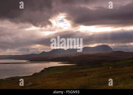 Une image sépia de rayons crépusculaires sur la langue maternelle et de Kyle ben Hope, Sutherland, Scotland Banque D'Images