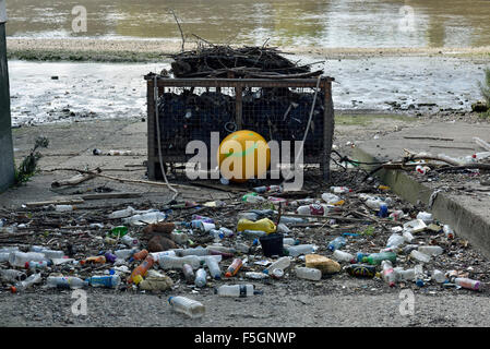 Les bouteilles en plastique échoué sur une cale de la Tamise avec des sacs d'ordures en cage et bouy comme marqueur, London Borough of Hamm Banque D'Images