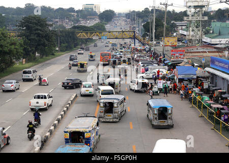 Trafic sur Commonwealth Avenue, reliant la ville de Quezon et de Manille, aux Philippines, en Asie Banque D'Images