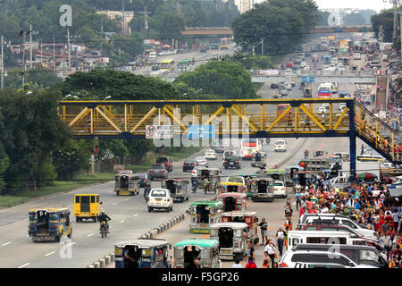 Trafic sur Commonwealth Avenue, reliant la ville de Quezon et de Manille, aux Philippines, en Asie Banque D'Images