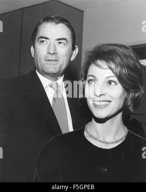 GREGORY PECK, acteur de cinéma américain avec deuxième épouse Véronique Passani sur 1965 Banque D'Images