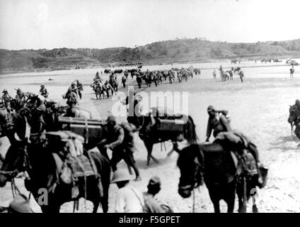 La guerre sino-japonaise 1931-1945 troupes japonaise traversant une rivière Banque D'Images