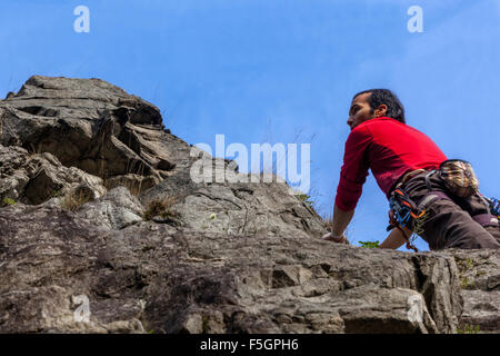 L'homme, Climber climbing up the rock face, République Tchèque Banque D'Images