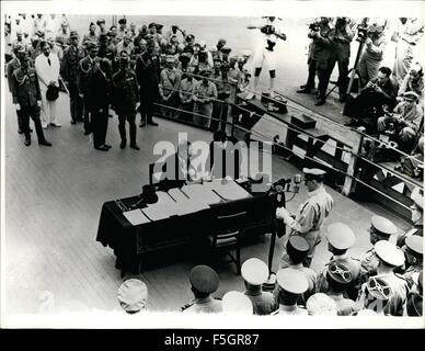 1945 - Le général Douglas MacArthur World War II Jap signes : les Jap une fois s'est vanté qu'ils dicter les termes de la paix à la Maison Blanche au lave-linge D.C., l'heure et peut-être leur estimation révisée des alliés ; le 1er septembre, ont signé l'acte de cession à bord du cuirassé Missouri dans la baie de Tokyo. Ici le Ministre japonais des affaires étrangères Shigenitsu Namoru panneaux pour l'empereur et du Gouvernement du Japon. © Keystone Photos USA/ZUMAPRESS.com/Alamy Live News Banque D'Images