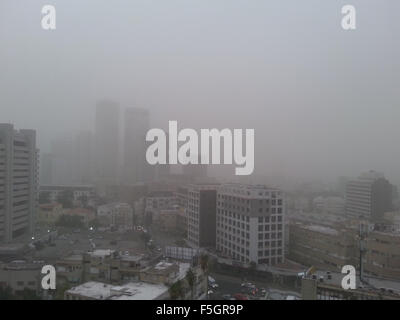 Tel Aviv, Israël. 4 novembre, 2015. Une tempête de sable dense - des centaines de personnes souffrant de problèmes respiratoires, comme l'ont prévenu les résidents à rester à l'intérieur Photo : Rita K/Alamy Live News Banque D'Images