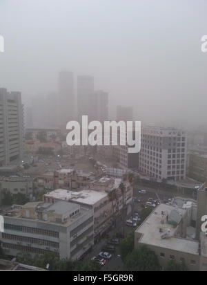 Tel Aviv, Israël. 4 novembre, 2015. Une tempête de sable dense - des centaines de personnes souffrant de problèmes respiratoires, comme l'ont prévenu les résidents à rester à l'intérieur Photo : Rita K/Alamy Live News Banque D'Images