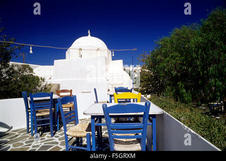 Grèce, Îles Cyclades, Folegandros, Chora, tables de restaurant Banque D'Images