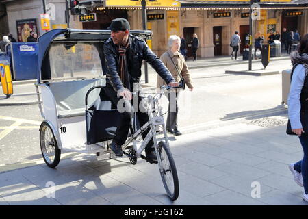 Rikshaw rider à Londres à la recherche pour les clients Banque D'Images