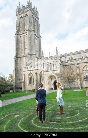 Les touristes italiens dans Labyrinthe Labyrinthe en spirale,dans les terrains de St John the Baptist Church, High Street, Glastonbury. Banque D'Images