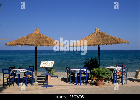 Grèce, Crète, Lasithi, plage de Kato Zakros, tables de restaurant Banque D'Images