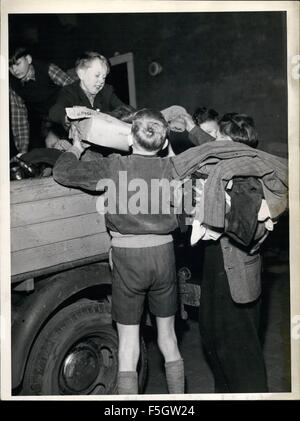 1945 - ''Aide allemands allemands'' : ils ont commencé sous ce slogan en celle d'une aide pour toutes les étapes de la campagne de Saxe les réfugiés de la zone soviétique. La première étape de la campagne qui pourrait être de prendre comme exemple est venu du conseil de la ville de Celle. Le début de l'aide à la campagne était une collection de trois heures organisée par 500 enfants de celle qui a perçu pendant ce temps camions et un chariot plein de vêtements, chaussures, jouets et les meubles et accessoires.La plupart des choses était comme neuf. © Keystone Photos USA/ZUMAPRESS.com/Alamy Live News Banque D'Images