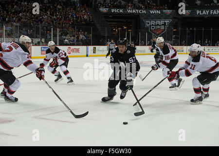 New York, NY, USA. 29Th sep 2015. NJ Devils Islanders de New York surround center CASEY CIZIKAS (53) pour la rondelle dans la 1ère période d'un match de hockey au Barclays Center, le Mardi, Novembre 3, 2015. © Bryan Smith/ZUMA/Alamy Fil Live News Banque D'Images