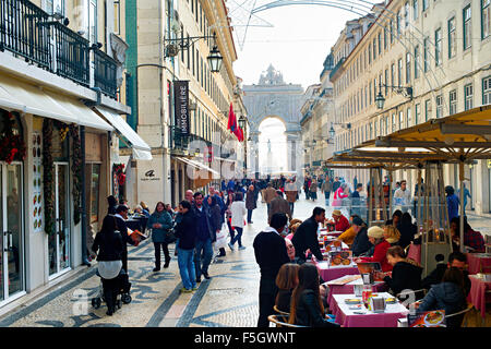 Les gens sur la rue Augusta dans la journée. Lisbonne, Portugal Banque D'Images