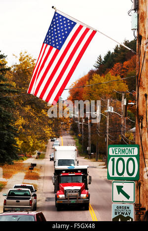 New England road ; le drapeau américain volant au-dessus de la route 100, à Stowe, Vermont New England USA Banque D'Images