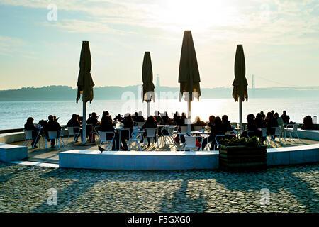 Les gens dans le restaurant en plein air sur le quai de Lisbonne, Portugal Banque D'Images