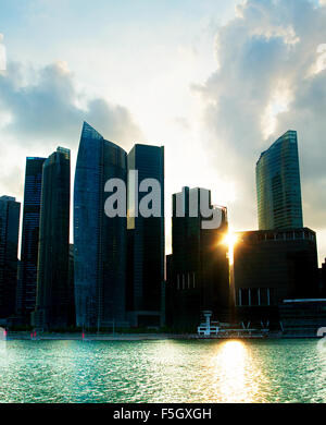 Silhouette de centre-ville de Singapour avec sunbeam Banque D'Images