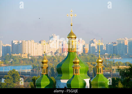 Avis de monastère Vydubychi coupole et district Osokorky moderne sur l'arrière-plan. Kiev, Ukraine Banque D'Images