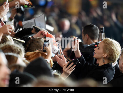 Schauspielerin Jennifer Lawrence (r) kommt am 04.11.2015 à Berlin zur Weltpremiere von 'Die hommage von Panem - Teil 2 Mockingsjay' dans das Kino Cinestar und schreibt Autogram. Foto : Jens Kalaene/dpa (c) afp - Bildfunk Banque D'Images