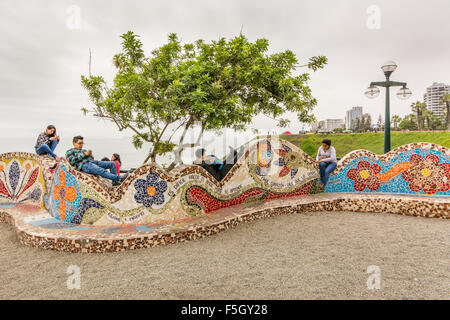 Les jeunes traîner à la Parque del Amor à Miraflores à Lima Pérou ville. Banque D'Images