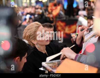 Schauspielerin Jennifer Lawrence kommt am 04.11.2015 à Berlin zur Weltpremiere von 'Die hommage von Panem - Teil 2 Mockingsjay' dans das Kino Cinestar und schreibt Autogram. Foto : Jens Kalaene/dpa (c) afp - Bildfunk Banque D'Images