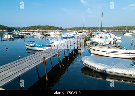 RAB, CROATIE - CIRCA AOÛT 2015 : vue sur le port de plaisance situé à proximité du hameau appelé Palit. Banque D'Images