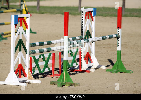 Oxer colorés sur le terrain pour les chevaux de saut en arrière-plan Banque D'Images