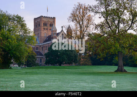 La Cathédrale de St Albans à un froid matin d'automne, St Albans, Hertfordshire, Royaume-Uni Banque D'Images
