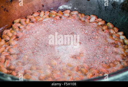 Dans l'ébullition des cacahuètes praliné caramel caramel Banque D'Images