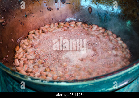 Dans l'ébullition des cacahuètes praliné caramel caramel Banque D'Images