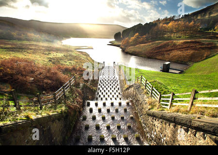 Donnant sur Dovestone dans le réservoir de mâcher Valley Banque D'Images